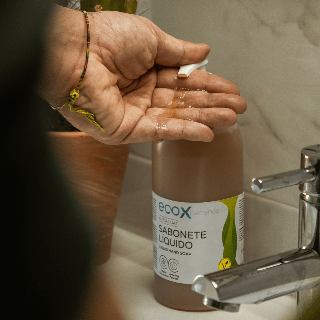 Mãos a serem lavadas com sabonete líquido para mãos EcoX 500mL