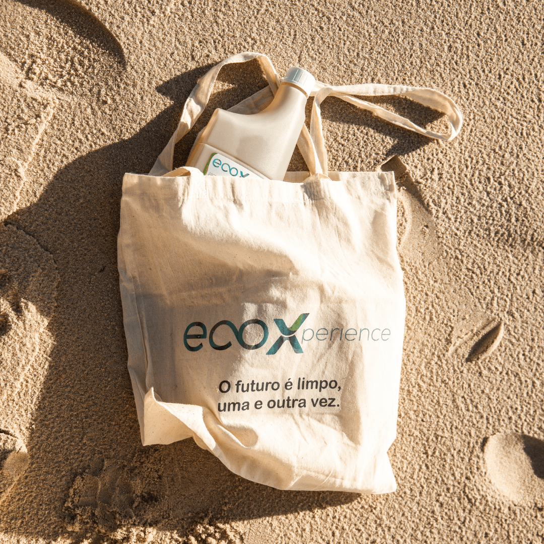 Saco de pano EcoX na areia com o detergente neopreno dentro