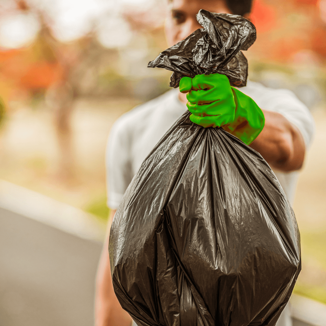 Pessoa a agarrar num saco de lixo ecológico