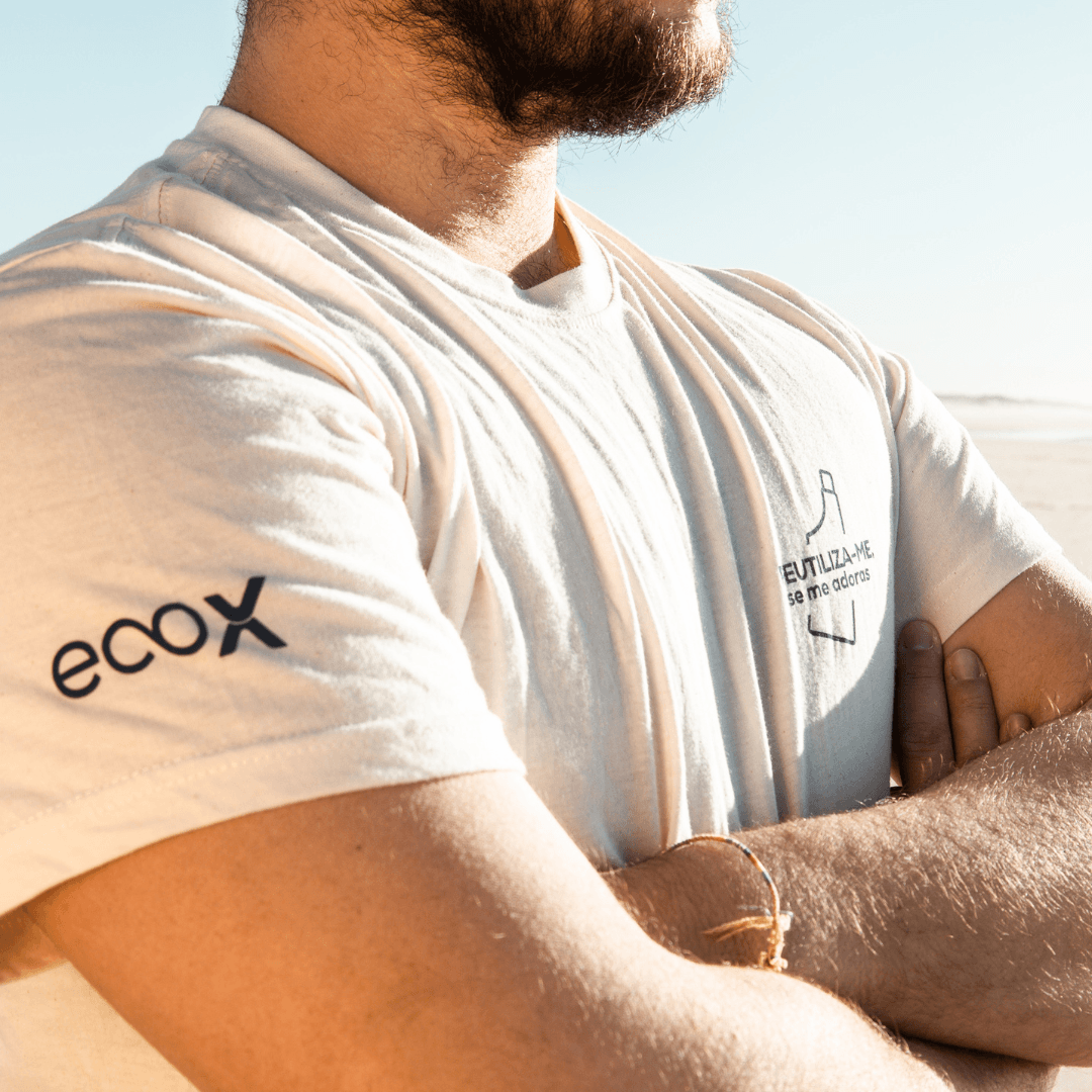 Rapaz com a T-shirt "Reutiliza-me, se me adoras" EcoX