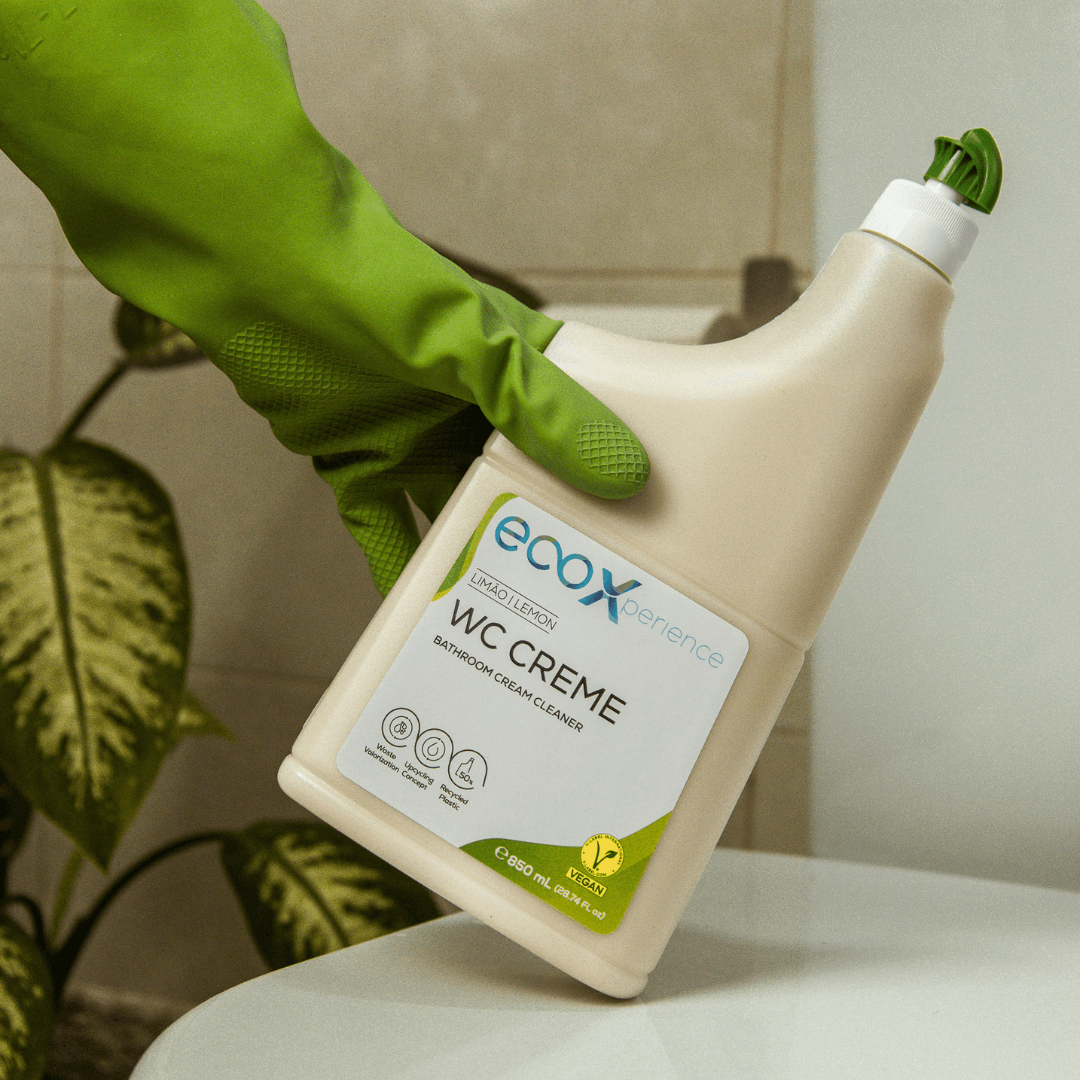 Mão com luvas latex ecológico a segurar na Embalagem de WC creme EcoX 850mL